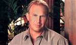 Kevin Costner scheidt olie van zeewater 