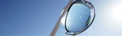 Bol vergrootglas boven zonnecel verbetert rendement met 35%