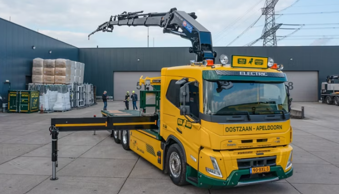 Eerste elektrische bouwtruck met zware autolaadkraan in Oostzaan