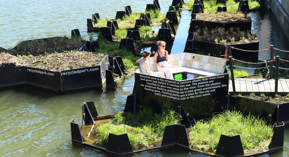 Dit drijvende park zorgt voor meer groen in de stad 