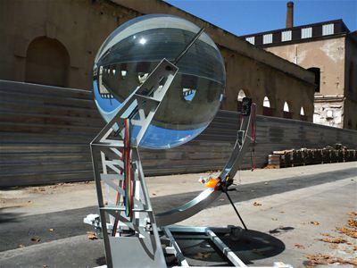 Bol vergrootglas boven zonnecel verbetert rendement met 35%