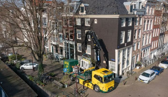 Eerste elektrische bouwtruck met zware autolaadkraan in Oostzaan