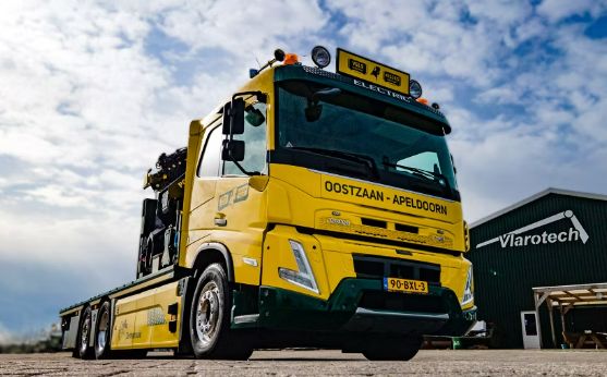 Eerste elektrische bouwtruck met zware autolaadkraan in Oostzaan